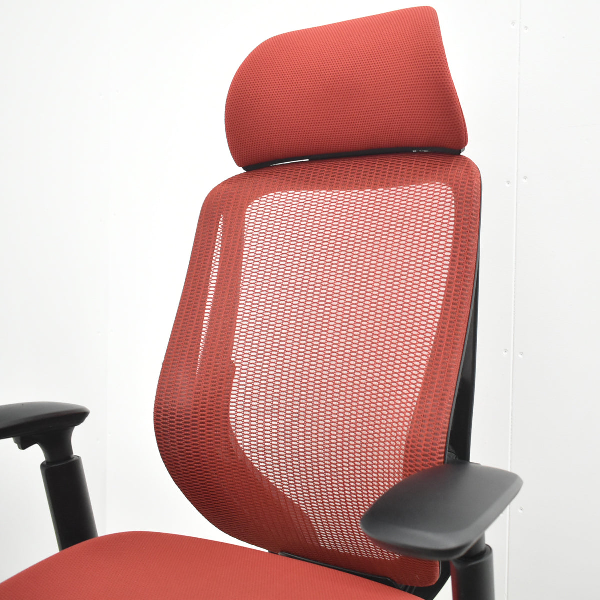 【中古】オカムラ　シルフィー　エクストラハイバック　ヘッドレスト　可動肘　前傾機能　バックカーブアジャスト　ポリッシュ　レッド　2026031105【中古オフィス家具】