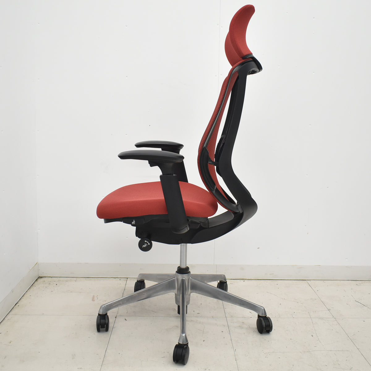 【中古】オカムラ　シルフィー　エクストラハイバック　ヘッドレスト　可動肘　前傾機能　バックカーブアジャスト　ポリッシュ　レッド　2026031105【中古オフィス家具】