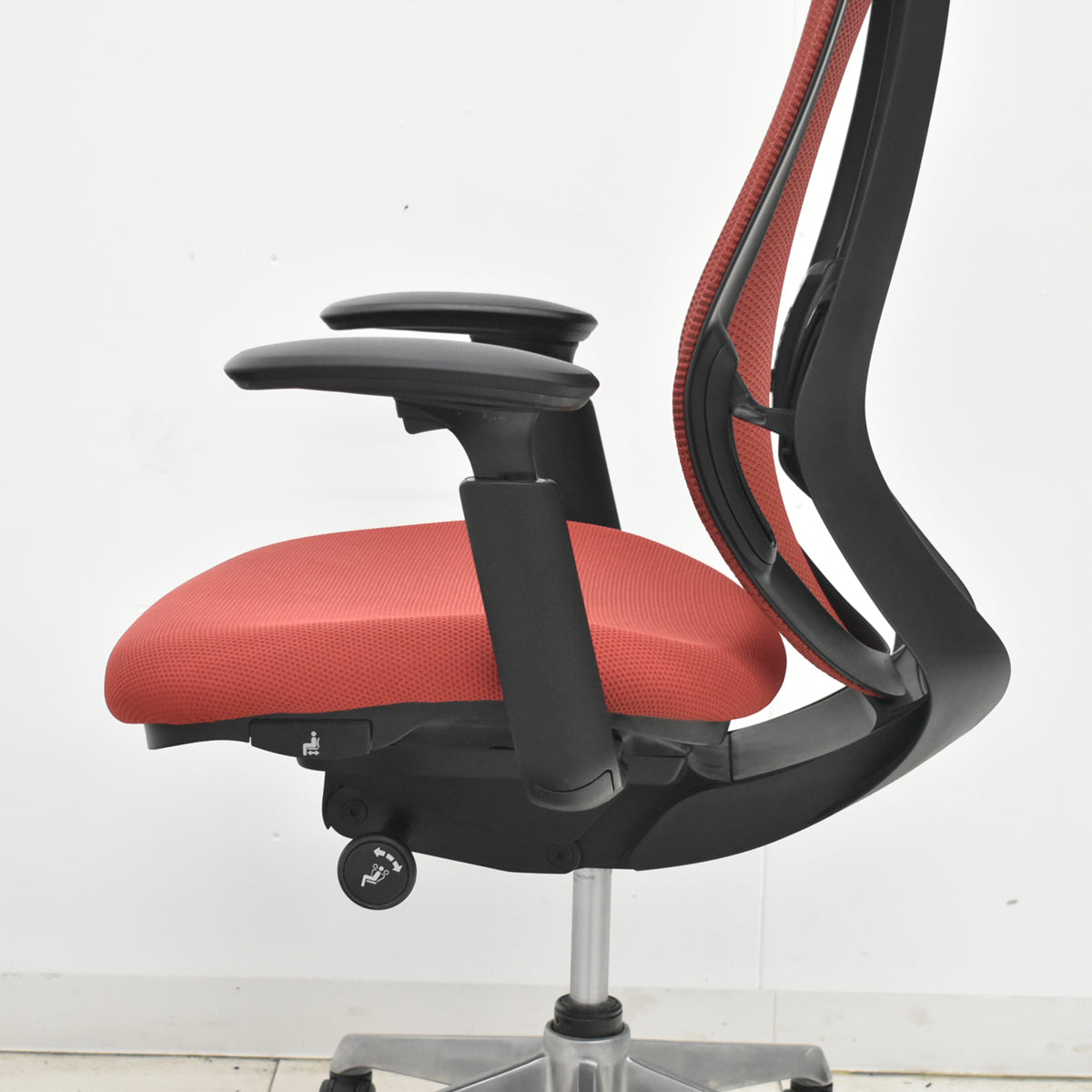 【中古】オカムラ　シルフィー　エクストラハイバック　ヘッドレスト　可動肘　前傾機能　バックカーブアジャスト　ポリッシュ　レッド　2026031105【中古オフィス家具】