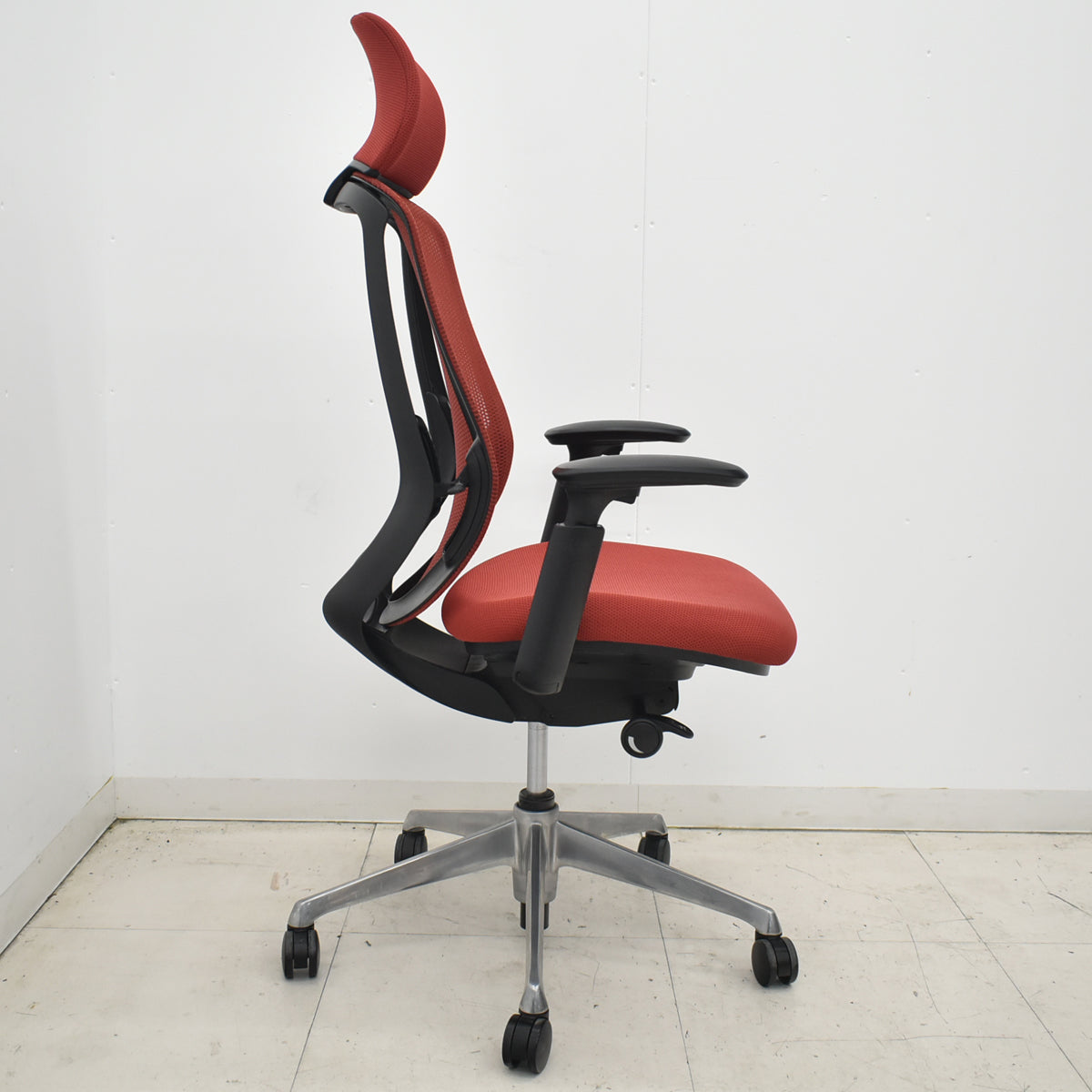 【中古】オカムラ　シルフィー　エクストラハイバック　ヘッドレスト　可動肘　前傾機能　バックカーブアジャスト　ポリッシュ　レッド　2026031105【中古オフィス家具】