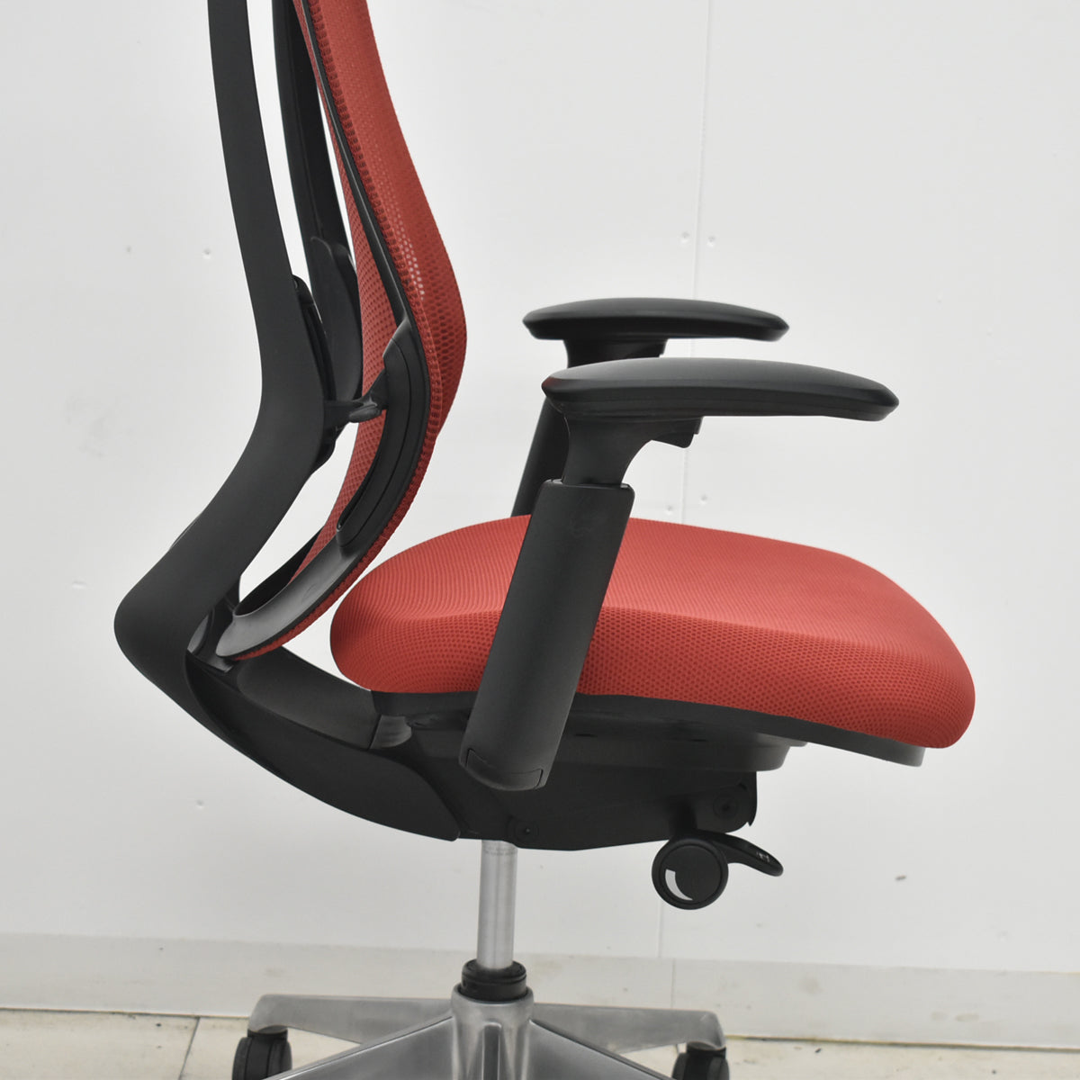 【中古】オカムラ　シルフィー　エクストラハイバック　ヘッドレスト　可動肘　前傾機能　バックカーブアジャスト　ポリッシュ　レッド　2026031105【中古オフィス家具】