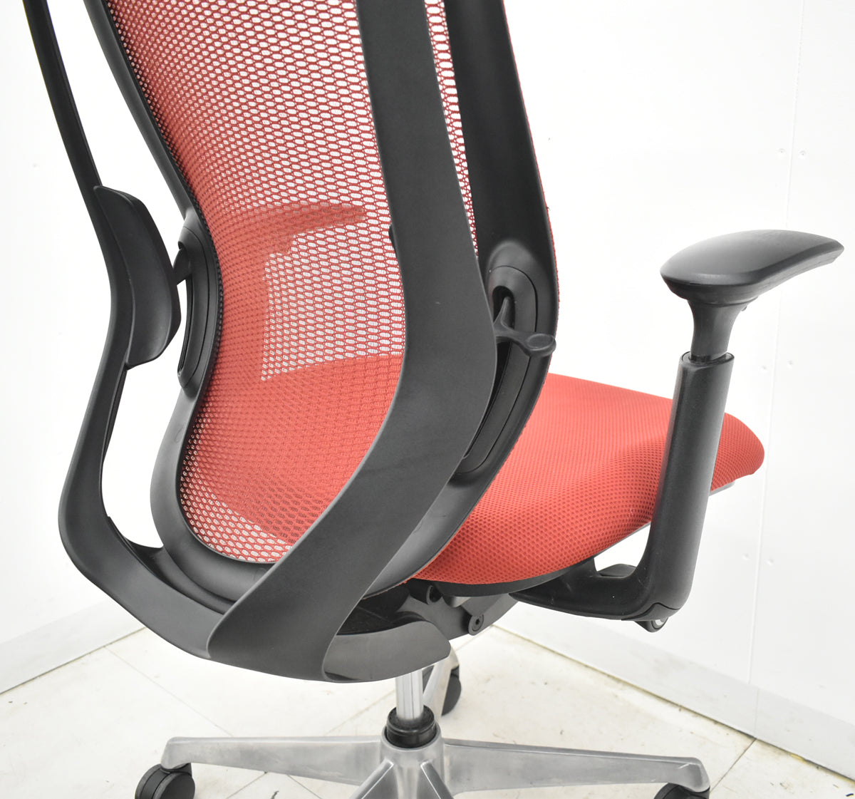 【中古】オカムラ　シルフィー　エクストラハイバック　ヘッドレスト　可動肘　前傾機能　バックカーブアジャスト　ポリッシュ　レッド　2026031105【中古オフィス家具】