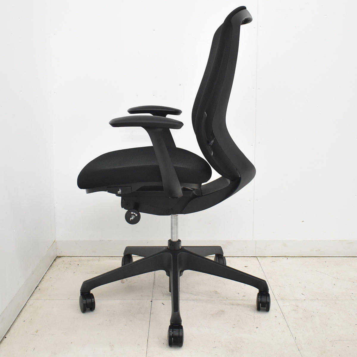 【中古】オカムラ　シルフィー　ハイバック　固定肘　バックカーブアジャスト　前傾機能　ブラック　2026031106【中古オフィス家具】