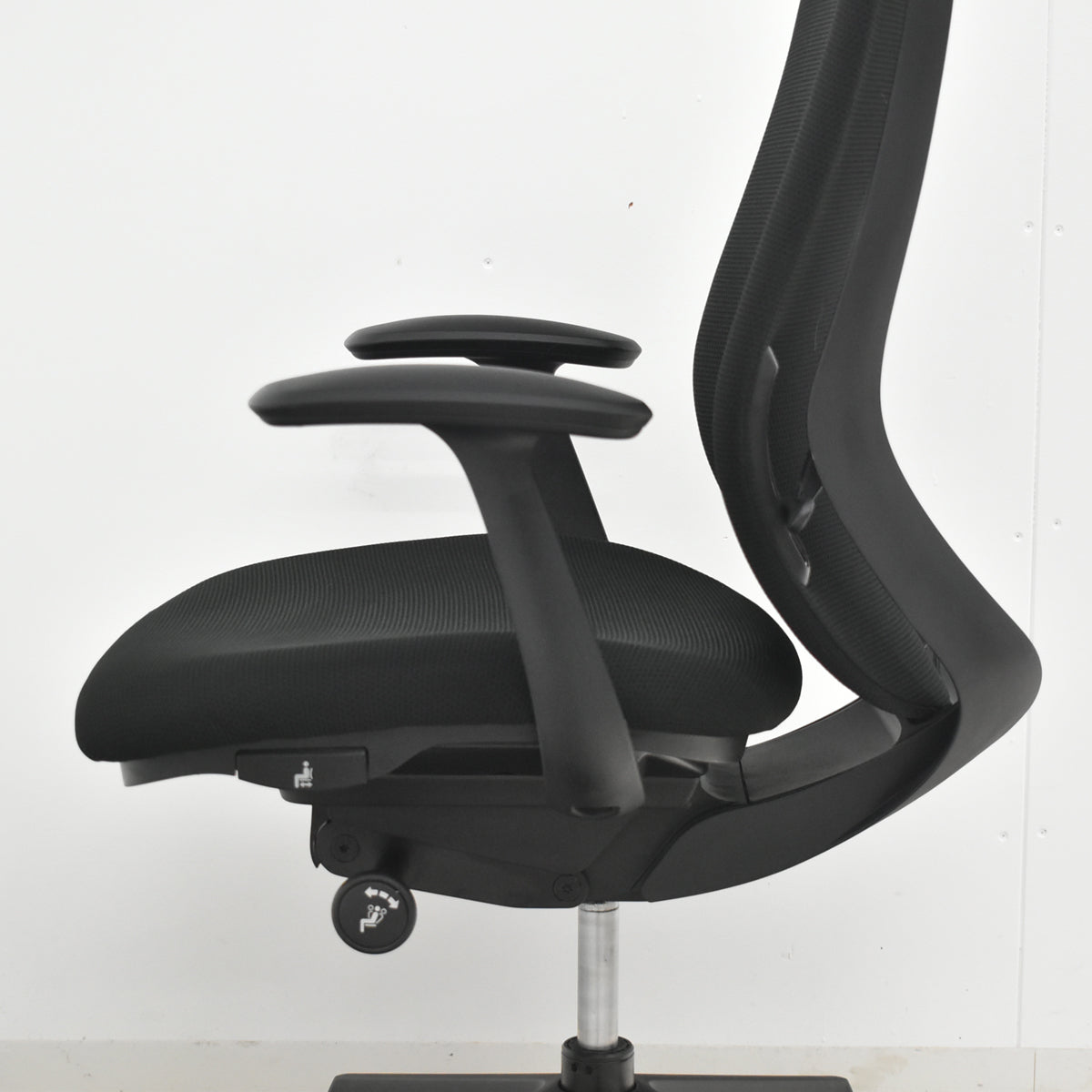 【中古】オカムラ　シルフィー　ハイバック　固定肘　バックカーブアジャスト　前傾機能　ブラック　2026031106【中古オフィス家具】