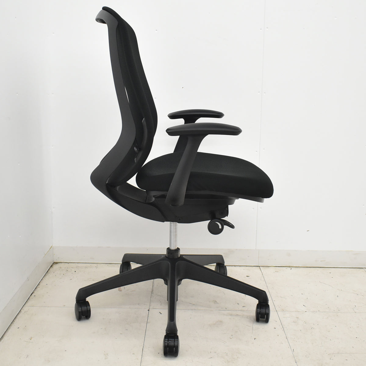 【中古】オカムラ　シルフィー　ハイバック　固定肘　バックカーブアジャスト　前傾機能　ブラック　2026031106【中古オフィス家具】