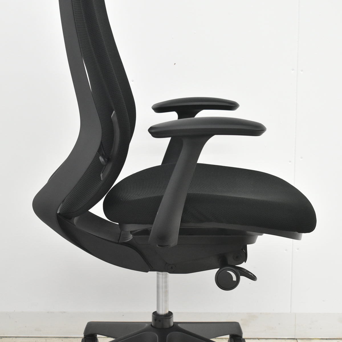 【中古】オカムラ　シルフィー　ハイバック　固定肘　バックカーブアジャスト　前傾機能　ブラック　2026031106【中古オフィス家具】
