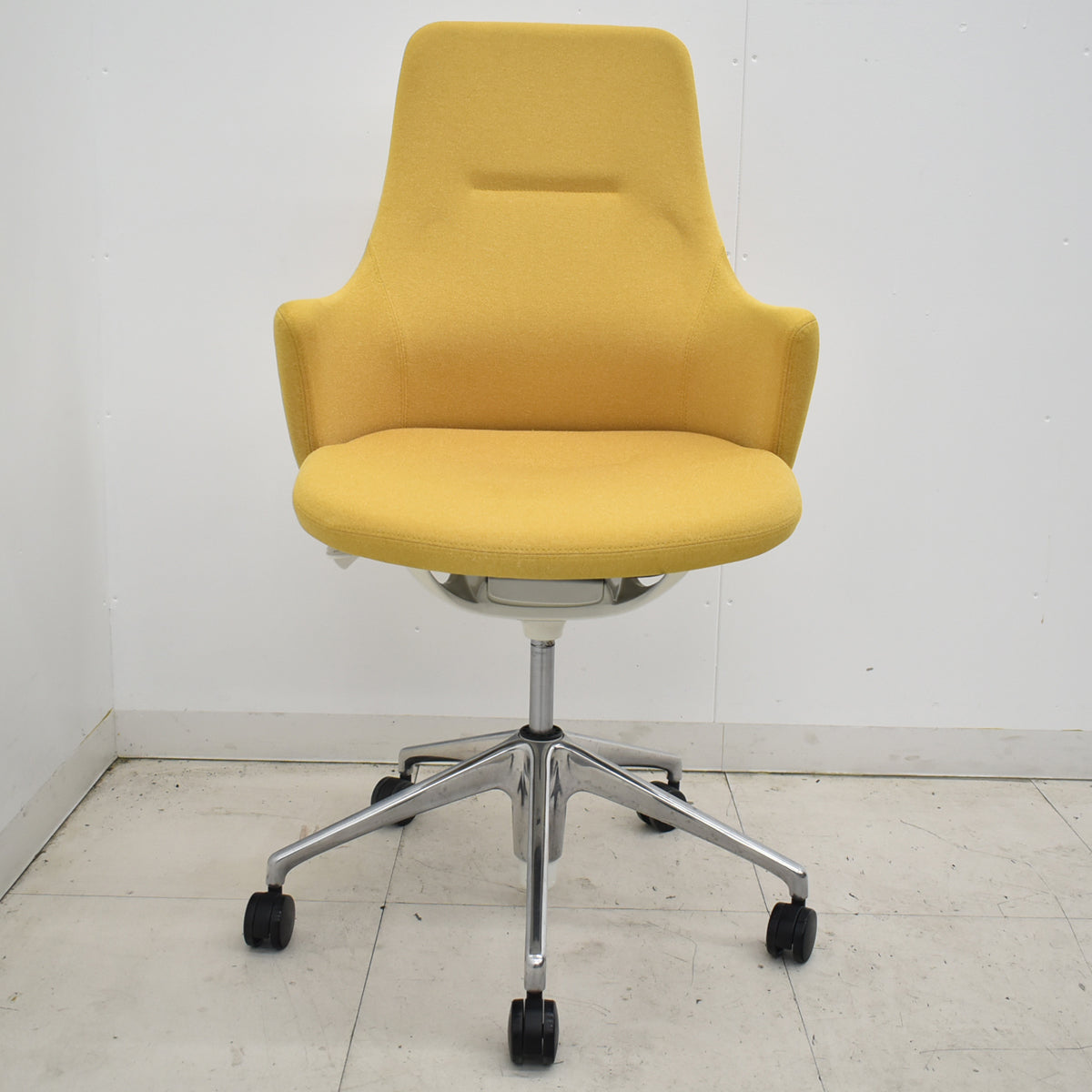 【中古】 オカムラ　ライブス　ワークチェアシリーズ　ハイバック　ポリッシュ　イエロー　2026031107【中古オフィス家具】