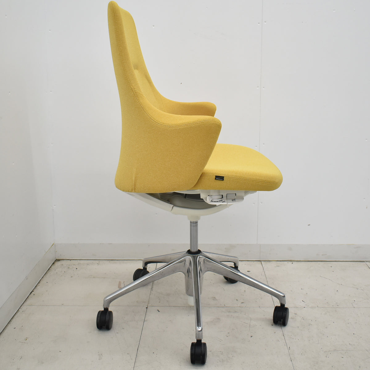 【中古】 オカムラ　ライブス　ワークチェアシリーズ　ハイバック　ポリッシュ　イエロー　2026031107【中古オフィス家具】