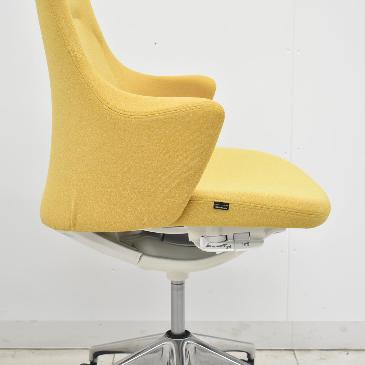 【中古】 オカムラ　ライブス　ワークチェアシリーズ　ハイバック　ポリッシュ　イエロー　2026031107【中古オフィス家具】