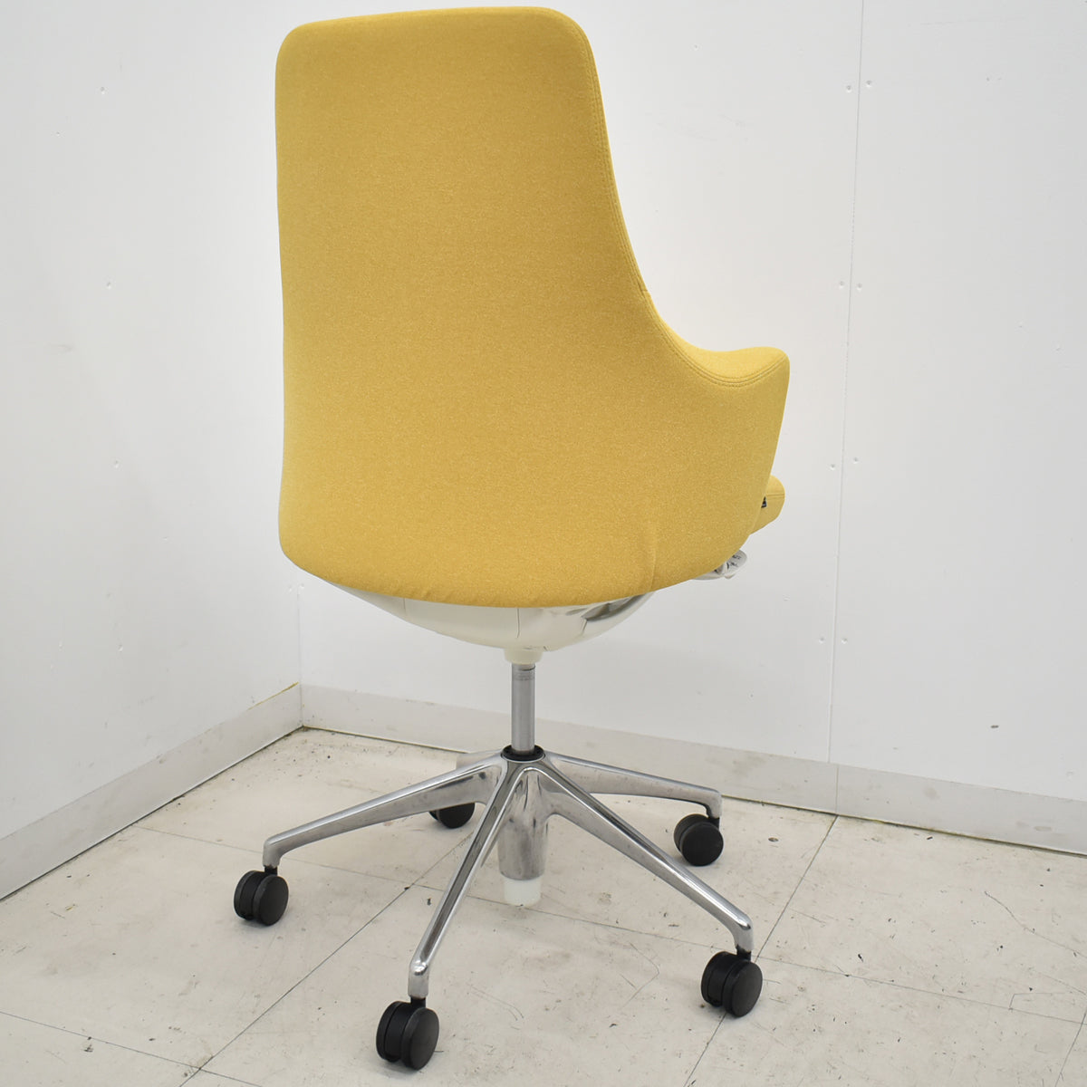 【中古】 オカムラ　ライブス　ワークチェアシリーズ　ハイバック　ポリッシュ　イエロー　2026031107【中古オフィス家具】