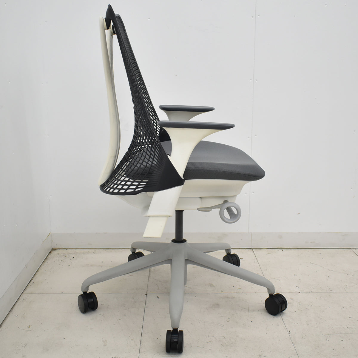 【中古】ハーマンミラー　セイルチェア　可動肘　前傾機能　ブラック×グレー　2026031201【中古オフィス家具】