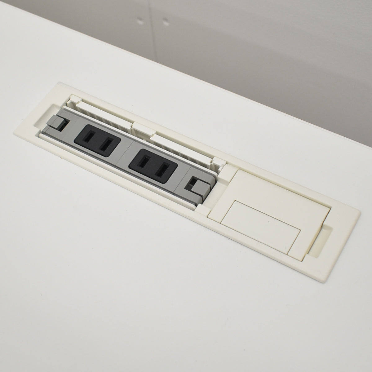 【中古】オカムラ　スイフト　電動昇降デスク　昇降ボタンタイプ　コンセントユニット１カ所付　幅1150　2026031204【中古オフィス家具】