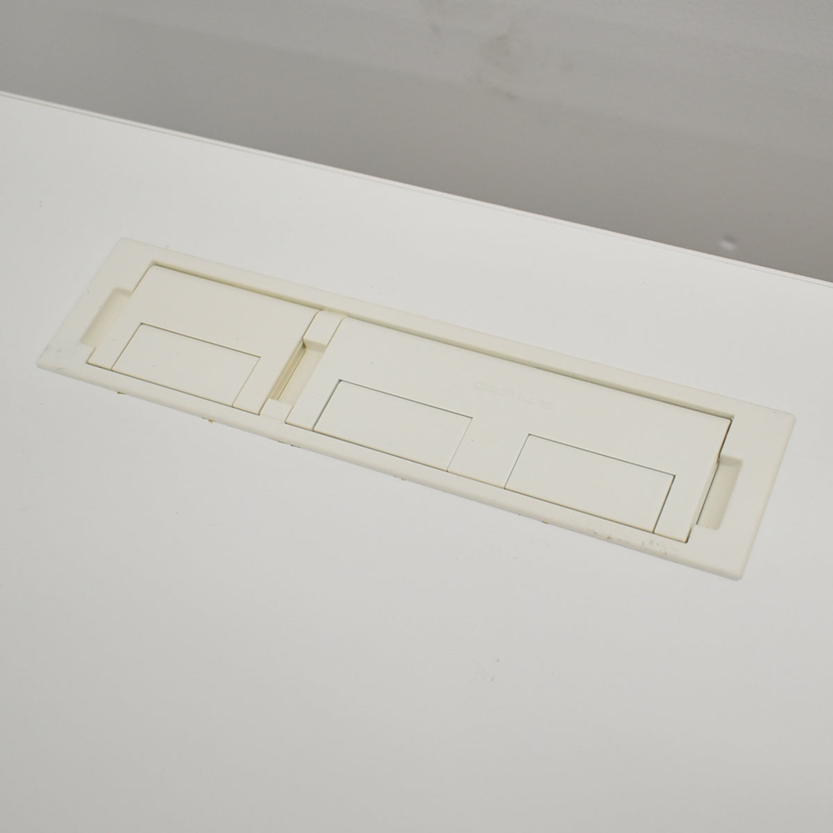 【中古】オカムラ　スイフト　電動昇降デスク　昇降ボタンタイプ　コンセントユニット１カ所付　幅1150　2026031204【中古オフィス家具】