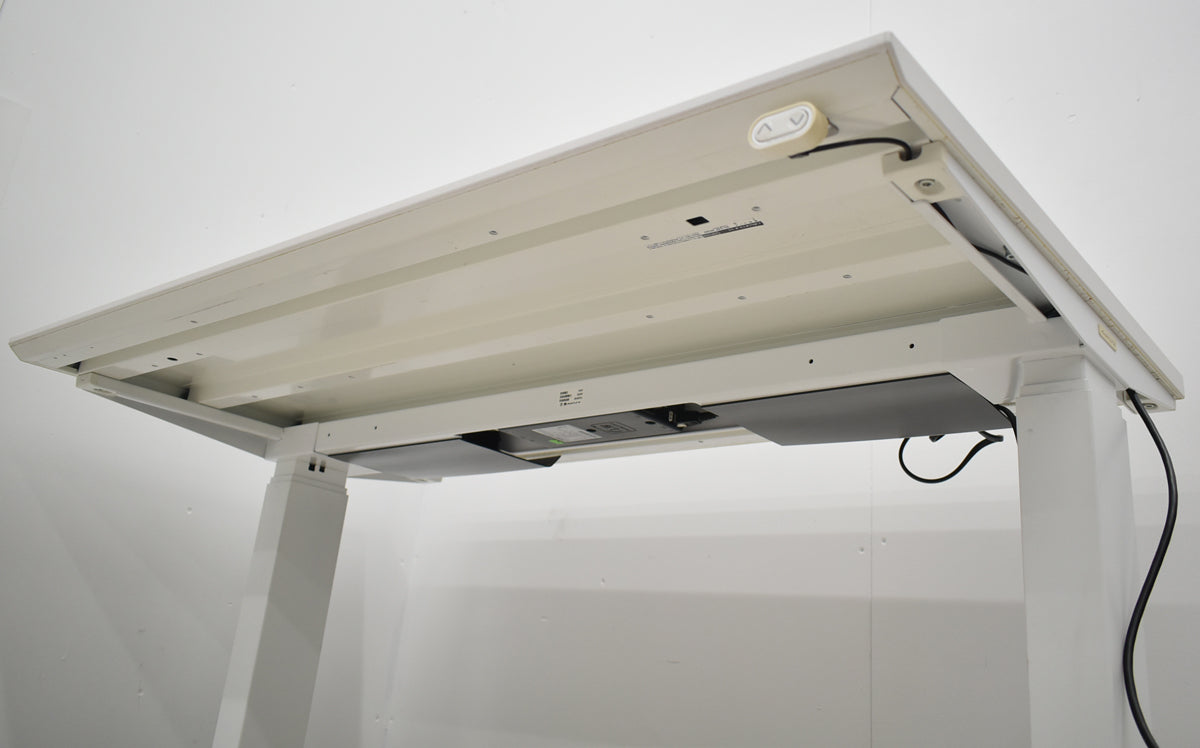 【中古】オカムラ　スイフト　電動昇降デスク　昇降ボタンタイプ　コンセントユニット１カ所付　幅1150　2026031204【中古オフィス家具】
