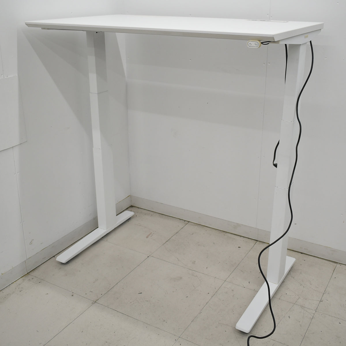 【中古】オカムラ　スイフト　電動昇降デスク　昇降ボタンタイプ　コンセントユニット１カ所付　幅1150　2026031204【中古オフィス家具】