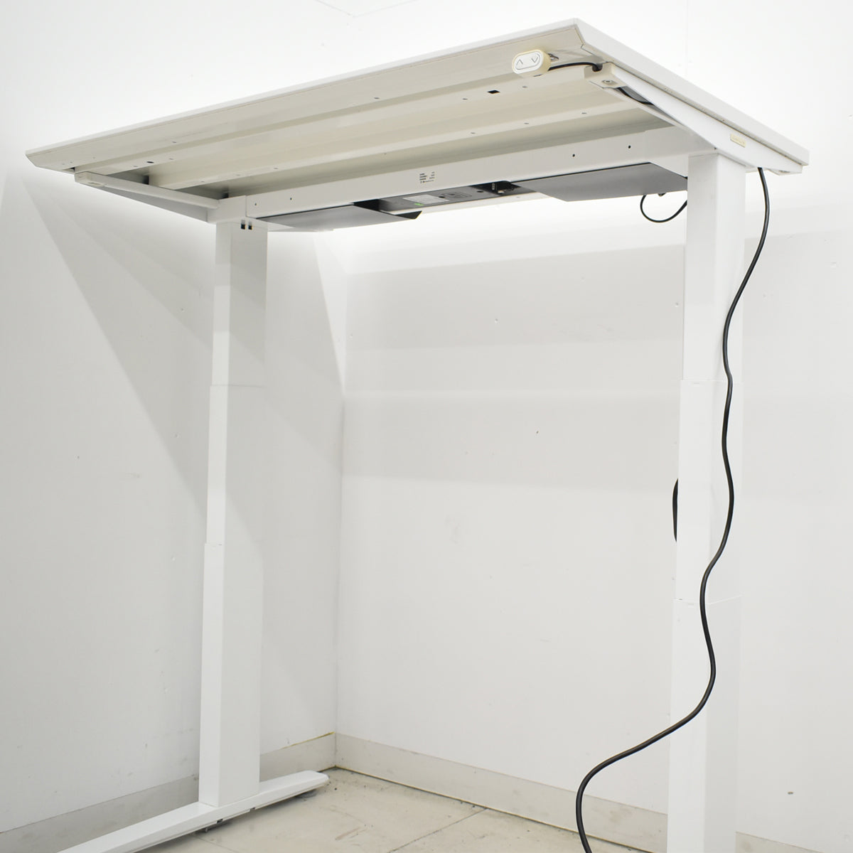 【中古】オカムラ　スイフト　電動昇降デスク　昇降ボタンタイプ　コンセントユニット１カ所付　幅1150　2026031204【中古オフィス家具】