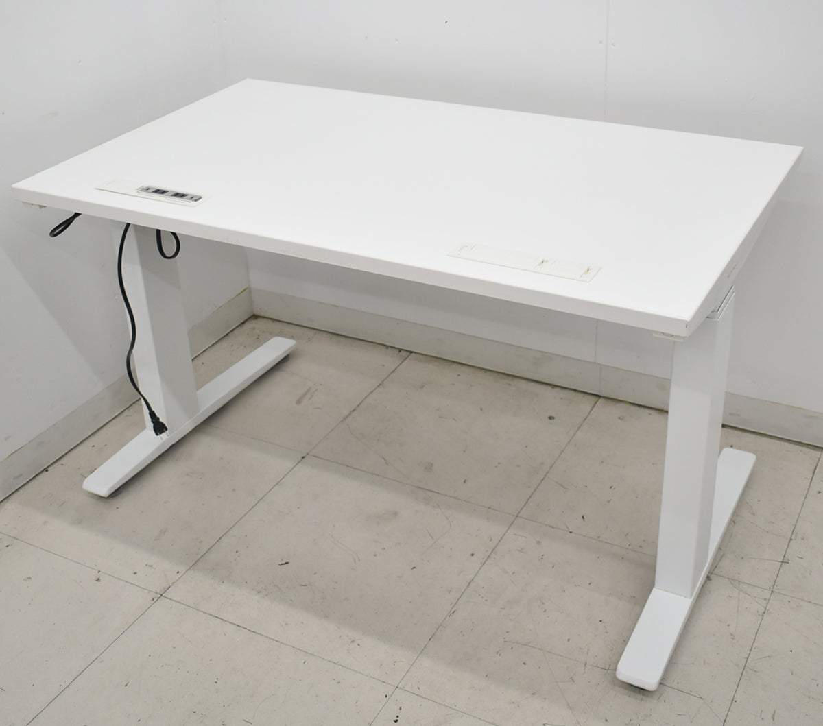 【中古】オカムラ　スイフト　電動昇降デスク　昇降ボタンタイプ　コンセントユニット１カ所付　幅1150　2026031204【中古オフィス家具】