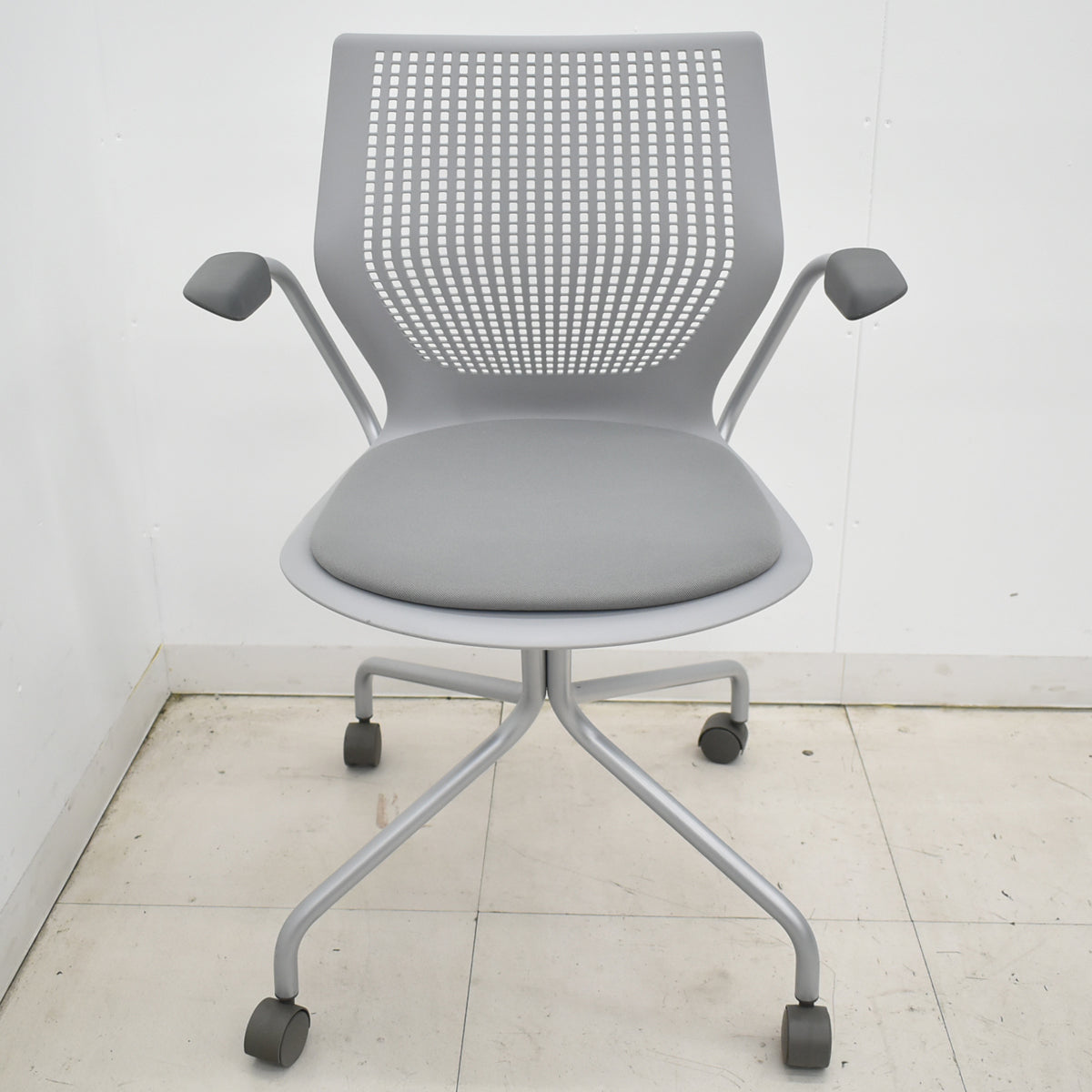 【中古】Knoll　マルチジェネレーション　固定肘　キャスター付　グレー　2026031401【中古オフィス家具】