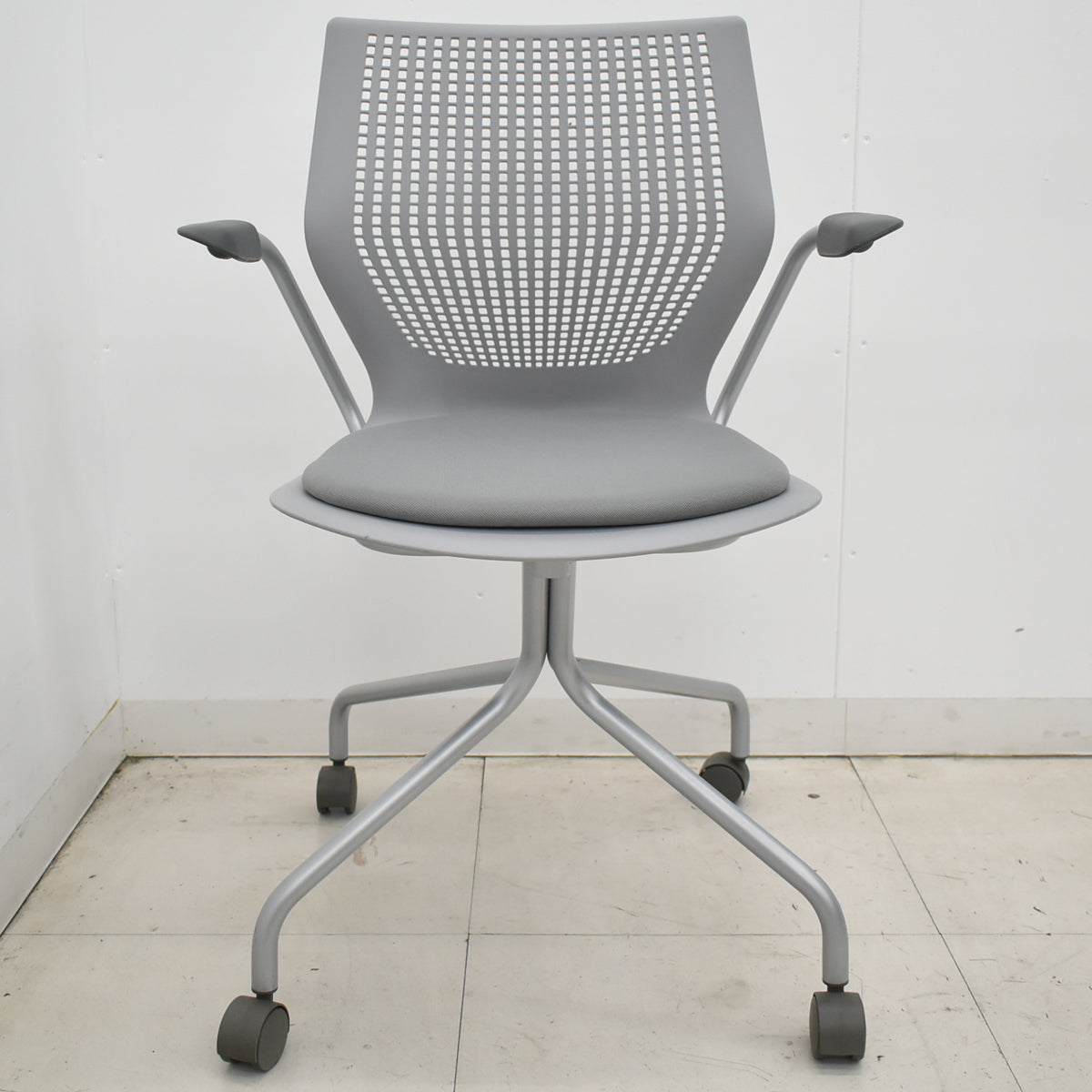 【中古】Knoll　マルチジェネレーション　固定肘　キャスター付　グレー　2026031401【中古オフィス家具】