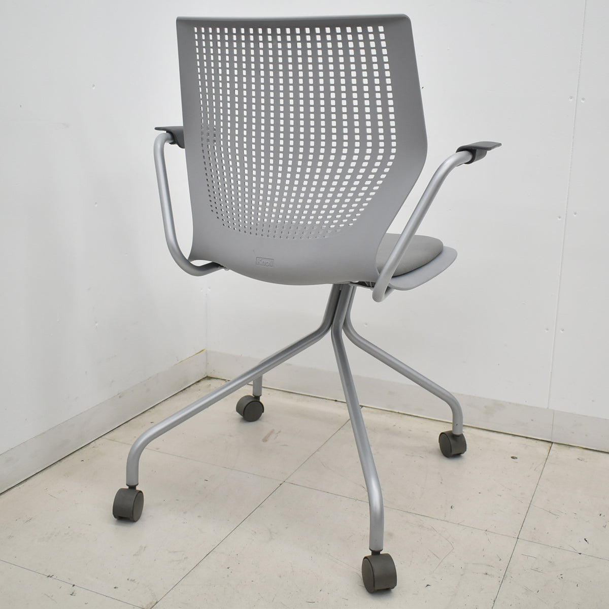 【中古】Knoll　マルチジェネレーション　固定肘　キャスター付　グレー　2026031401【中古オフィス家具】