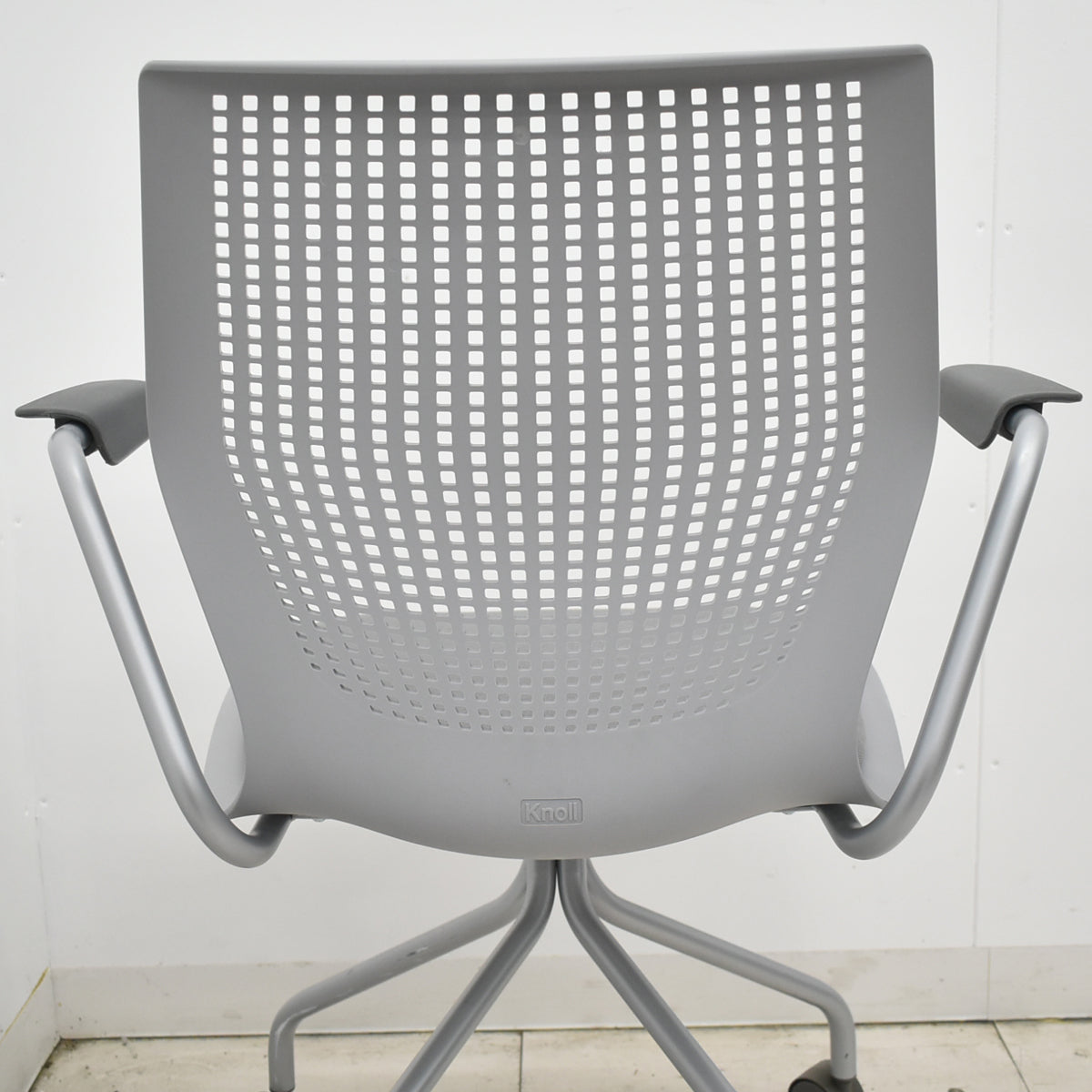 【中古】Knoll　マルチジェネレーション　固定肘　キャスター付　グレー　2026031401【中古オフィス家具】