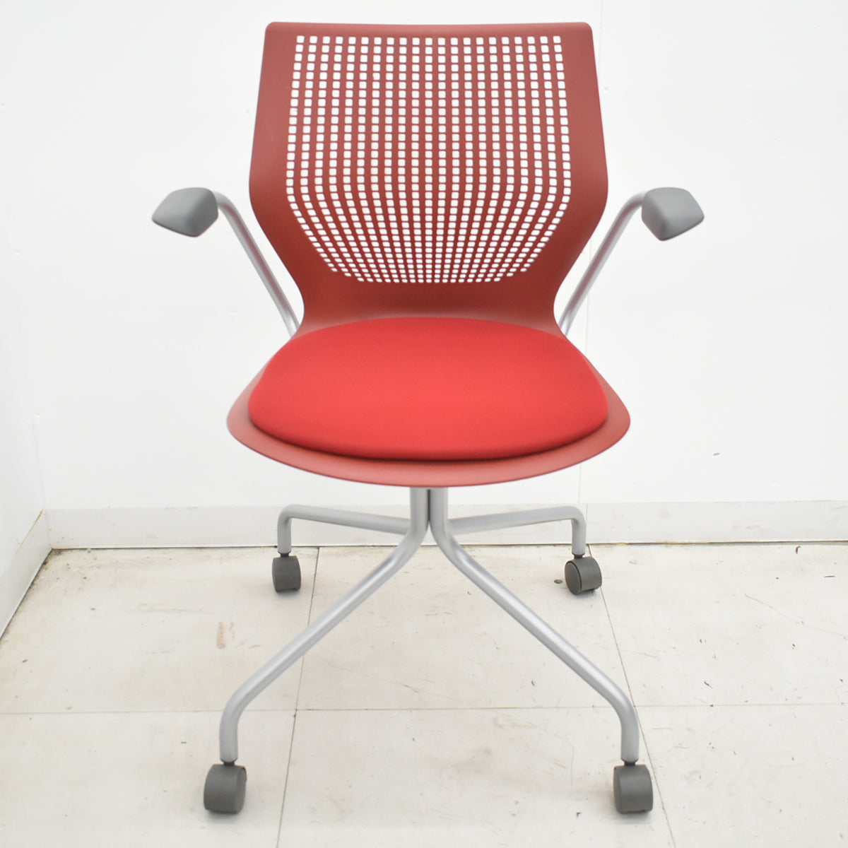 【中古】Knoll　マルチジェネレーション　固定肘　キャスター付　レッド　2026031402【中古オフィス家具】