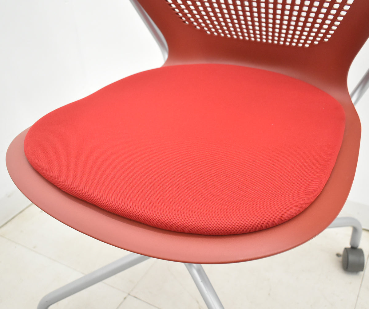 【中古】Knoll　マルチジェネレーション　固定肘　キャスター付　レッド　2026031402【中古オフィス家具】