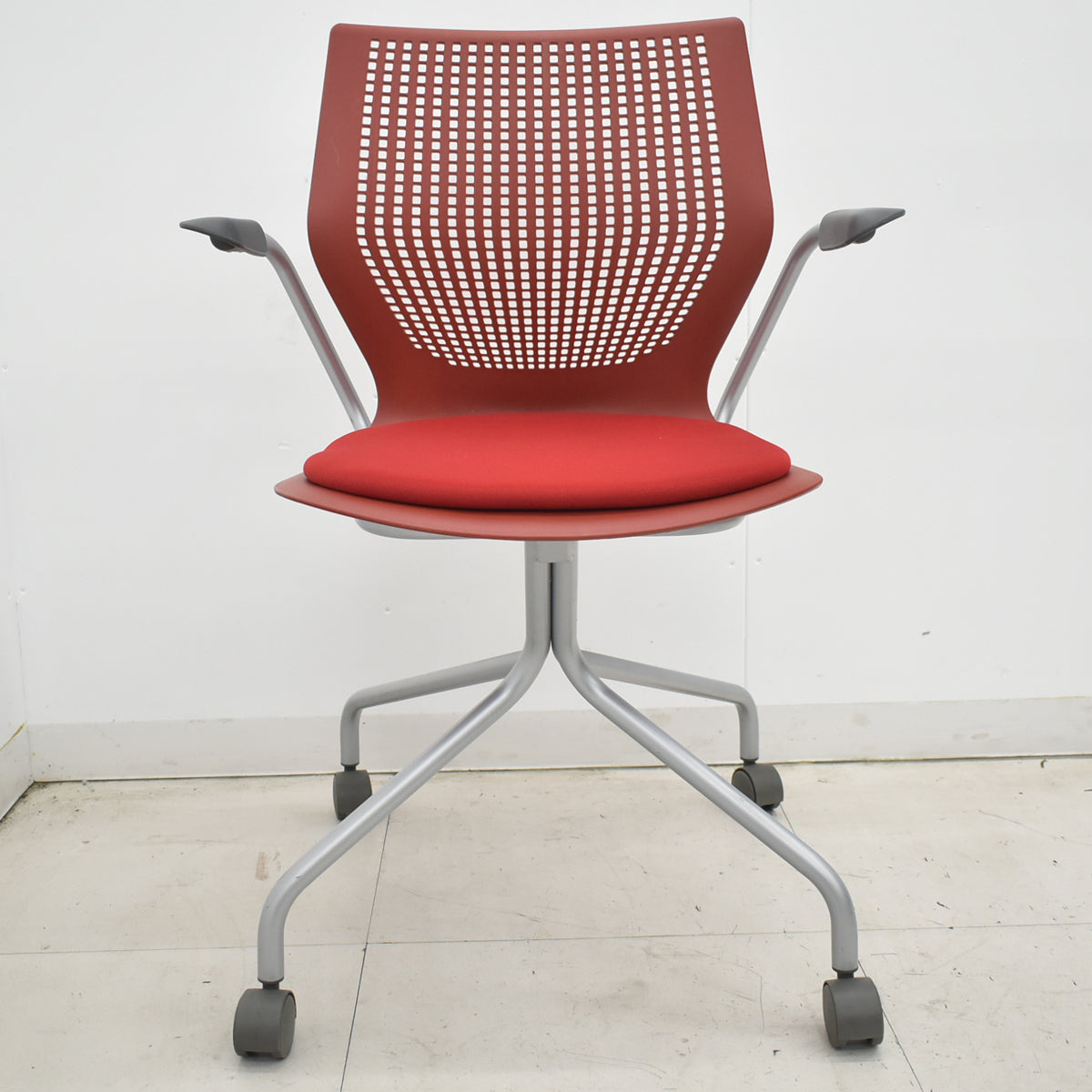 【中古】Knoll　マルチジェネレーション　固定肘　キャスター付　レッド　2026031402【中古オフィス家具】