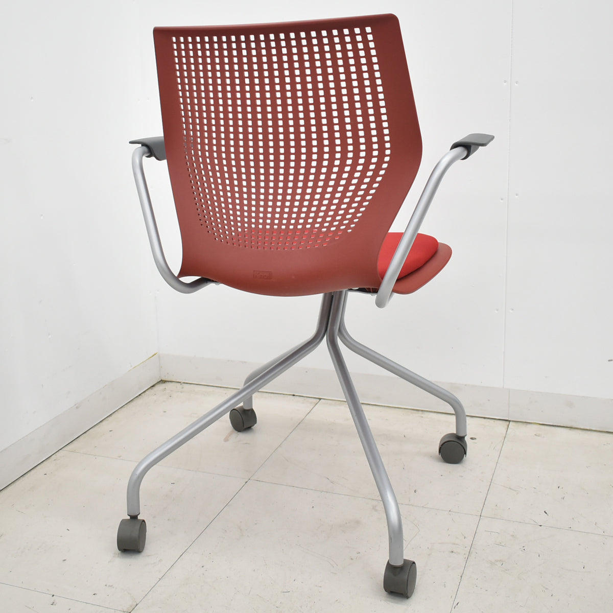【中古】Knoll　マルチジェネレーション　固定肘　キャスター付　レッド　2026031402【中古オフィス家具】