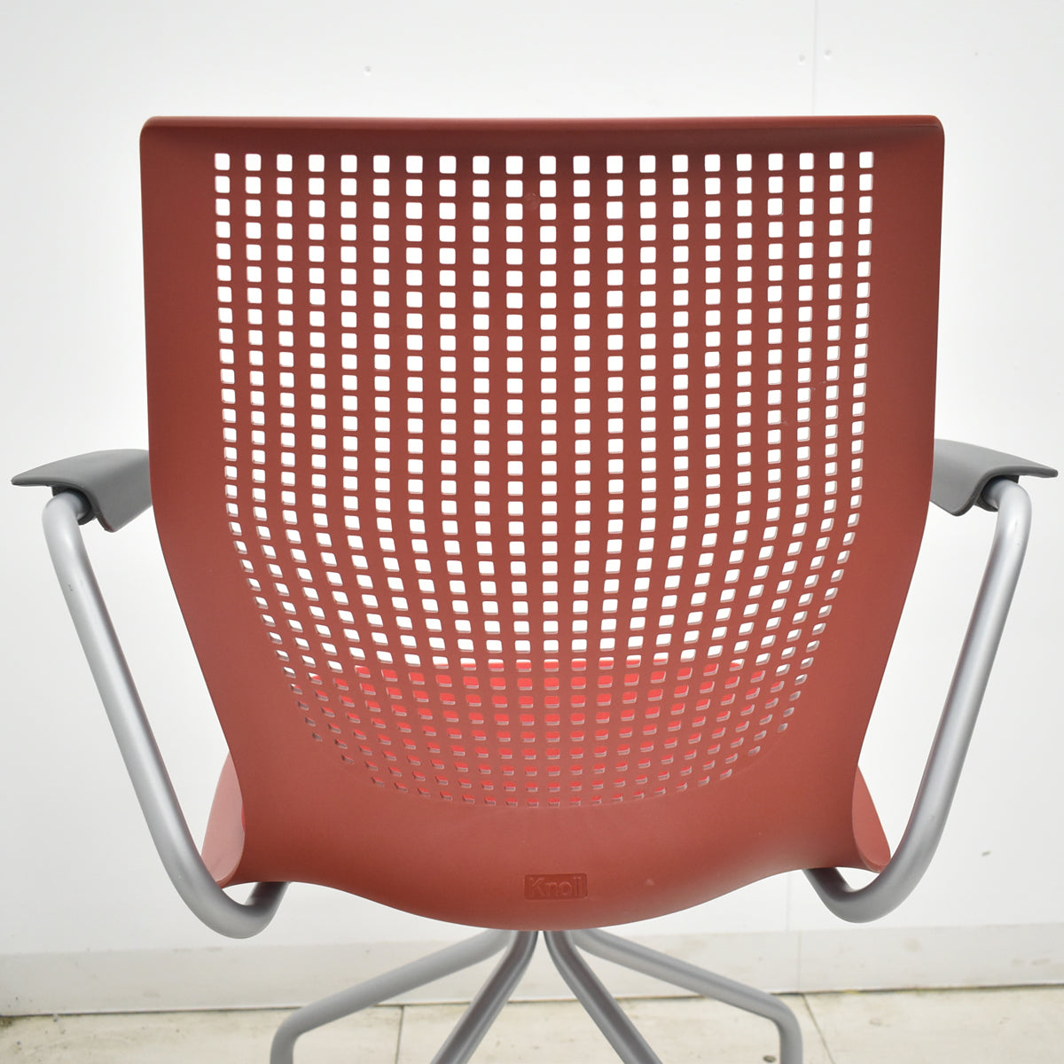【中古】Knoll　マルチジェネレーション　固定肘　キャスター付　レッド　2026031402【中古オフィス家具】