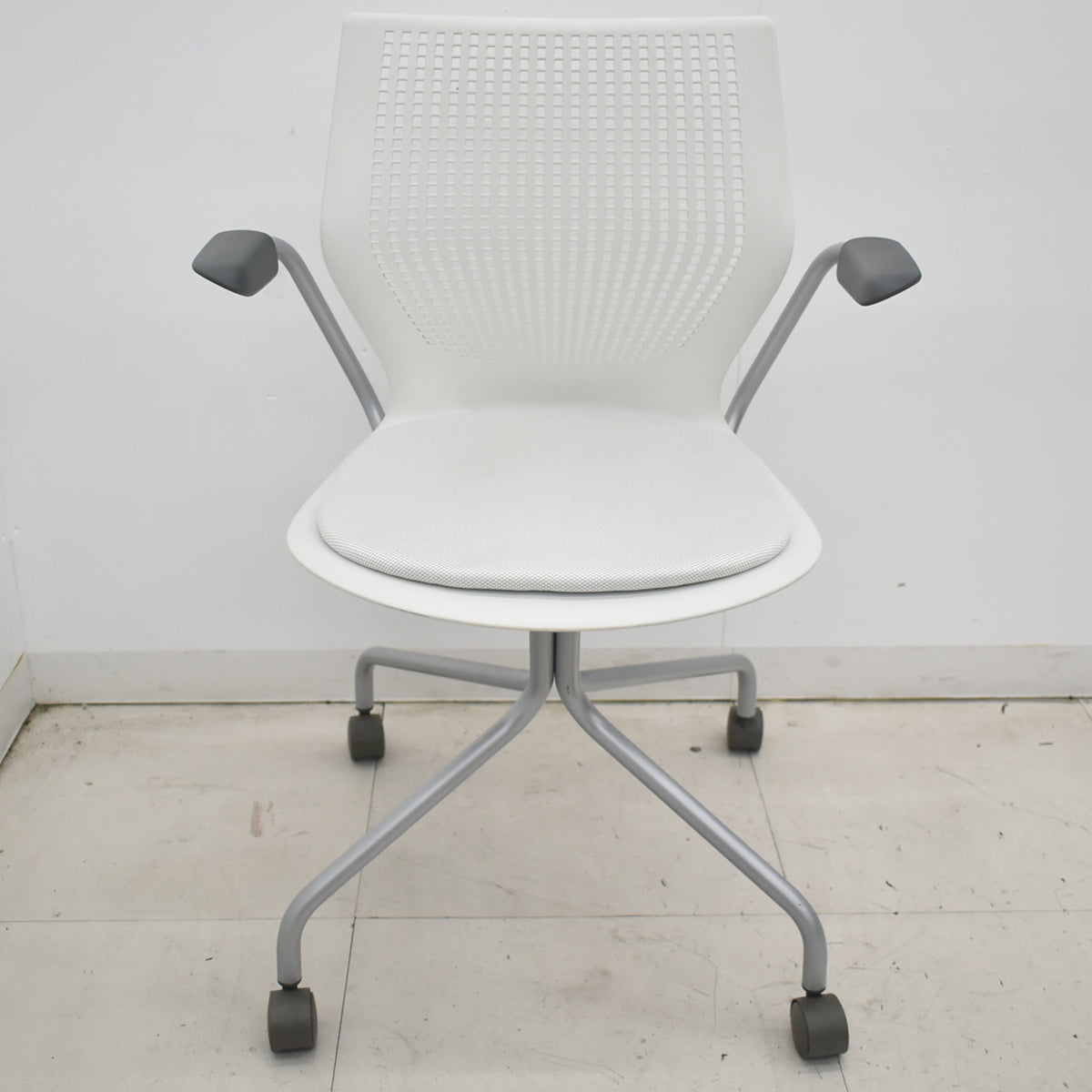 【中古】Knoll　マルチジェネレーション　固定肘　キャスター付　オフホワイト　2026031403【中古オフィス家具】