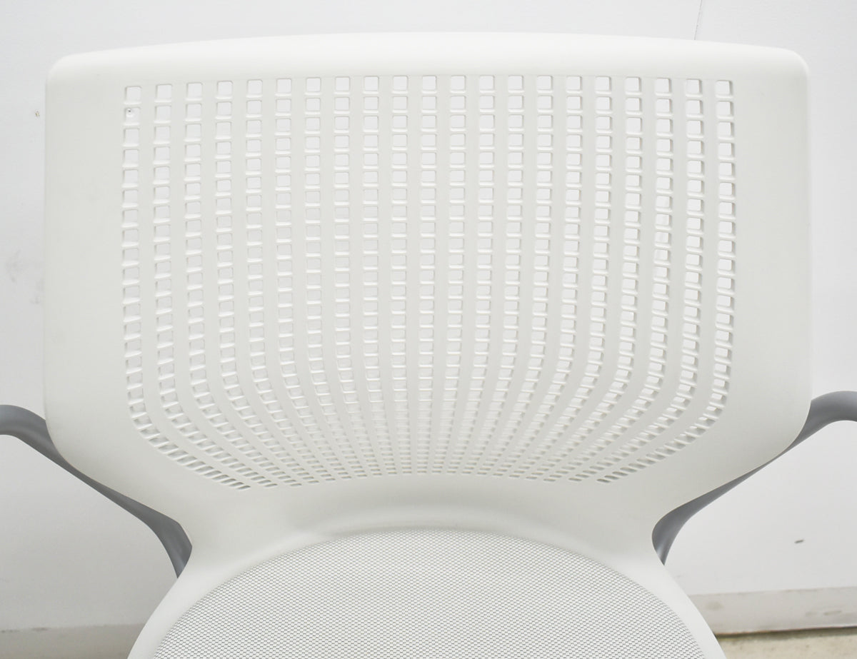 【中古】Knoll　マルチジェネレーション　固定肘　キャスター付　オフホワイト　2026031403【中古オフィス家具】