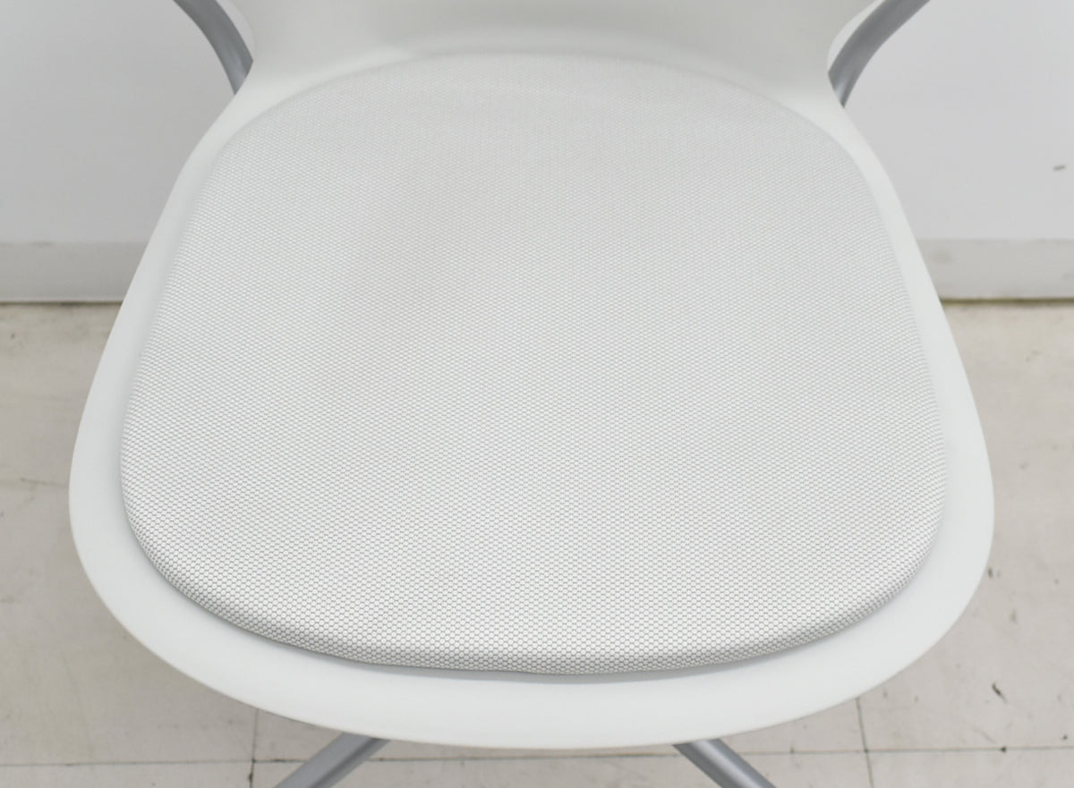【中古】Knoll　マルチジェネレーション　固定肘　キャスター付　オフホワイト　2026031403【中古オフィス家具】