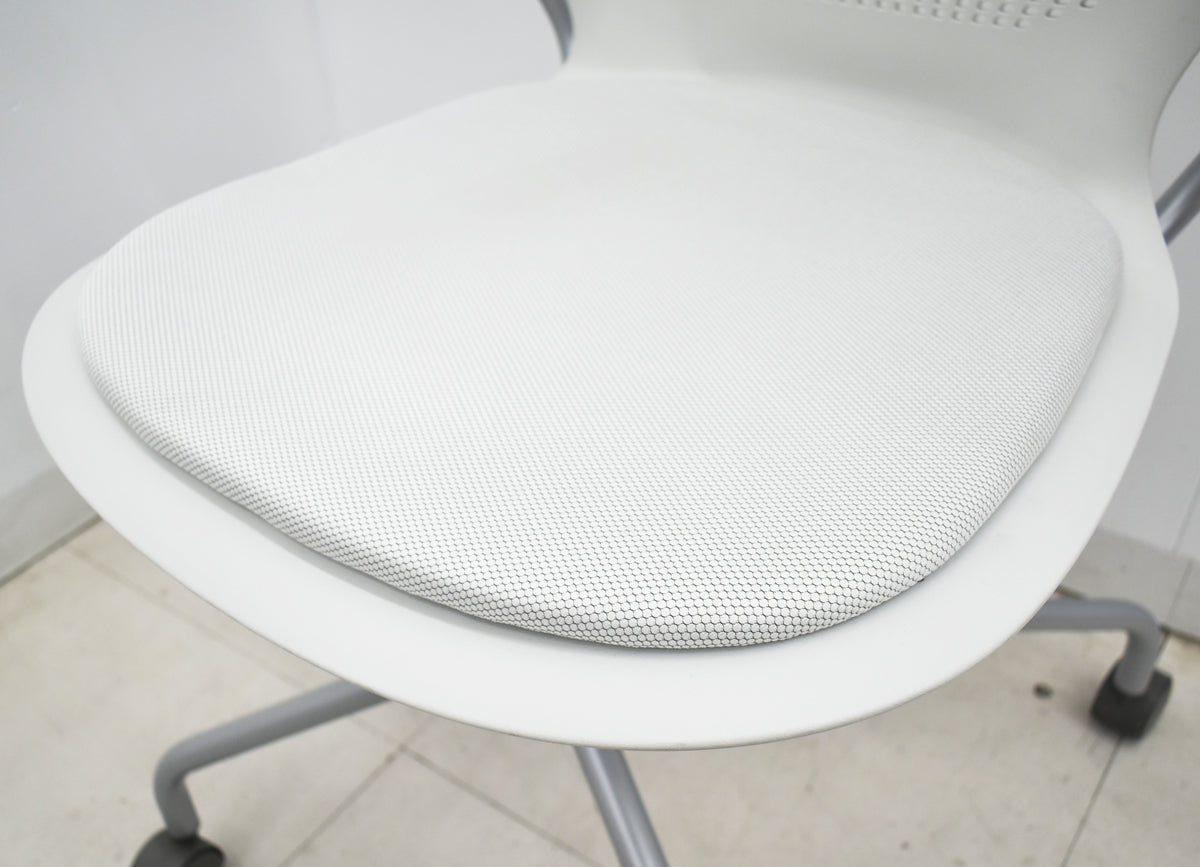 【中古】Knoll　マルチジェネレーション　固定肘　キャスター付　オフホワイト　2026031403【中古オフィス家具】