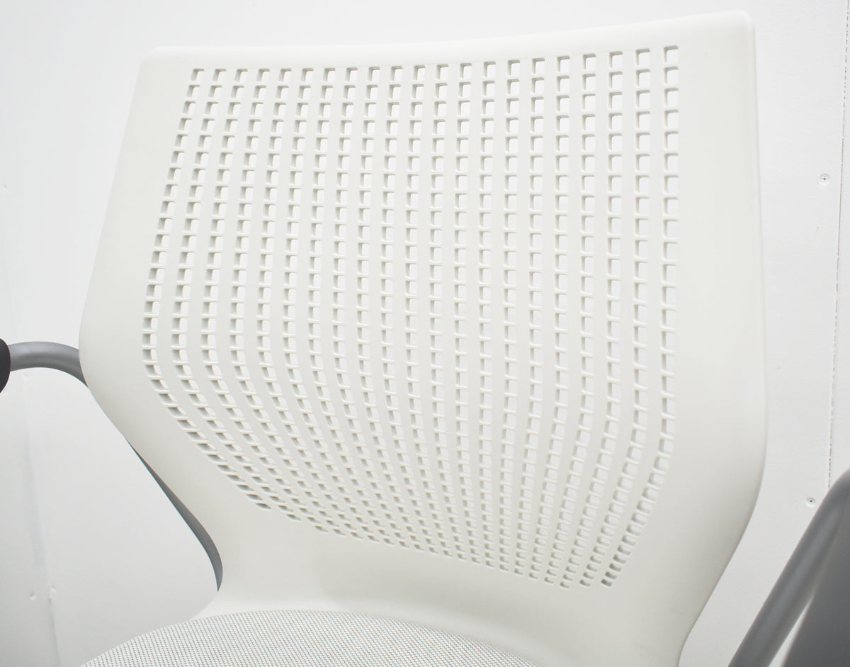 【中古】Knoll　マルチジェネレーション　固定肘　キャスター付　オフホワイト　2026031403【中古オフィス家具】