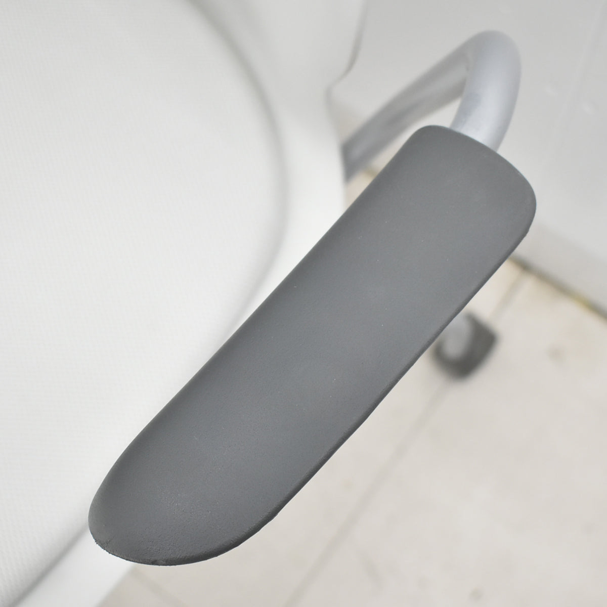 【中古】Knoll　マルチジェネレーション　固定肘　キャスター付　オフホワイト　2026031403【中古オフィス家具】