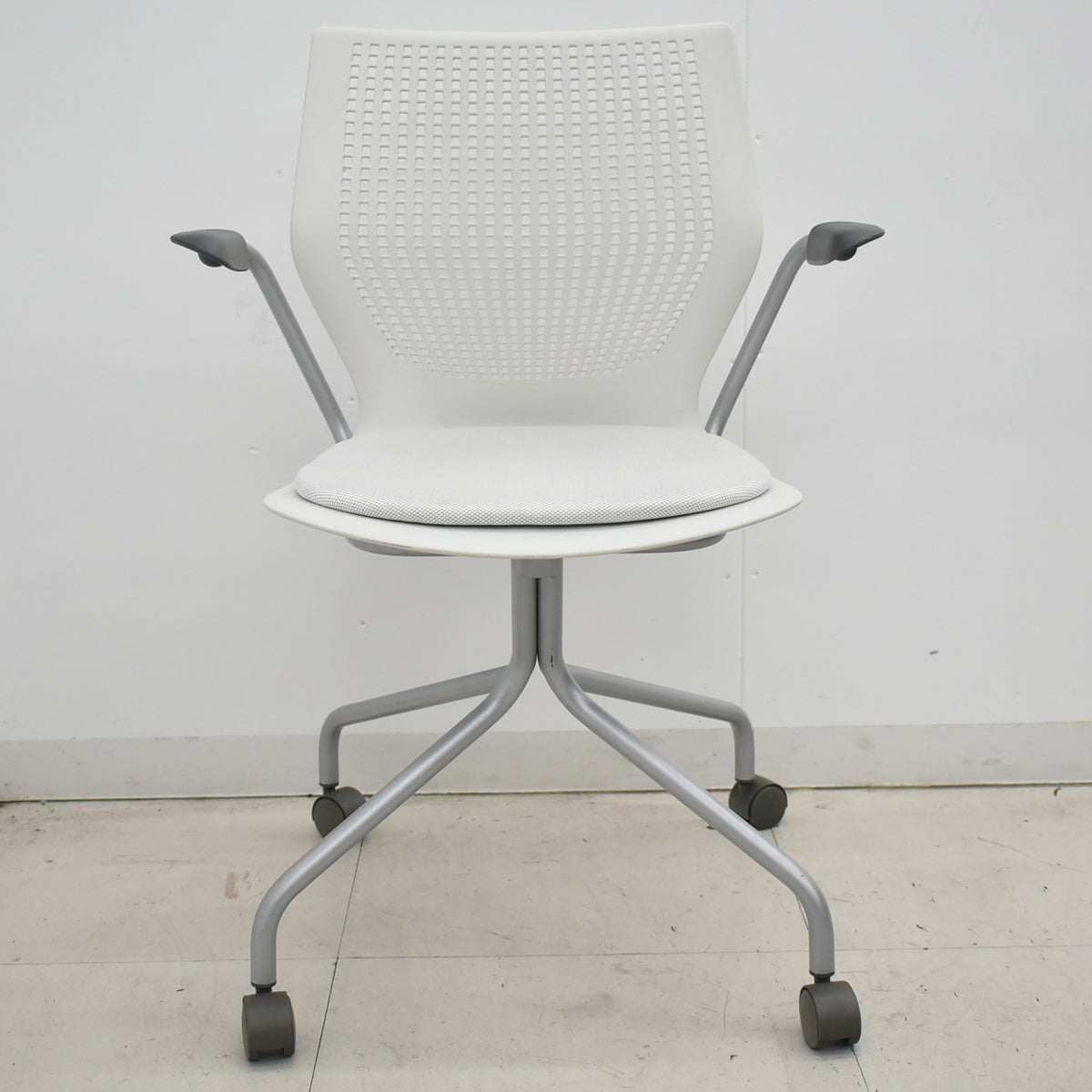 【中古】Knoll　マルチジェネレーション　固定肘　キャスター付　オフホワイト　2026031403【中古オフィス家具】