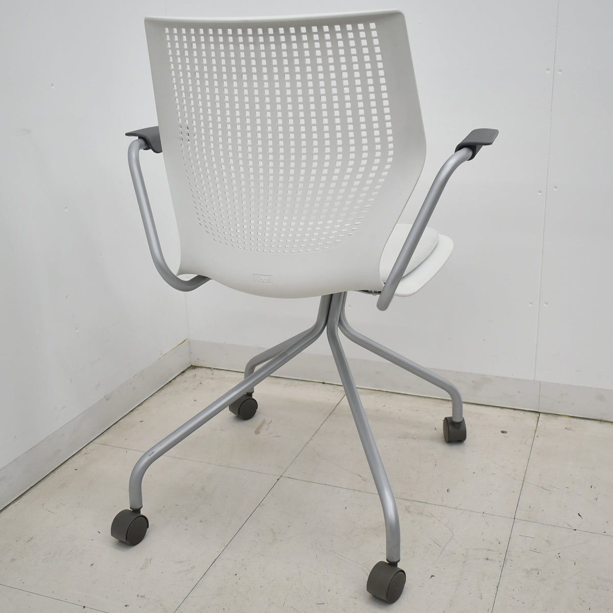 【中古】Knoll　マルチジェネレーション　固定肘　キャスター付　オフホワイト　2026031403【中古オフィス家具】