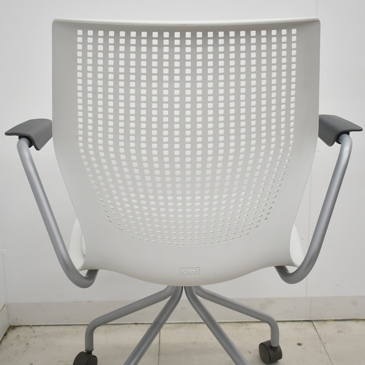 【中古】Knoll　マルチジェネレーション　固定肘　キャスター付　オフホワイト　2026031403【中古オフィス家具】