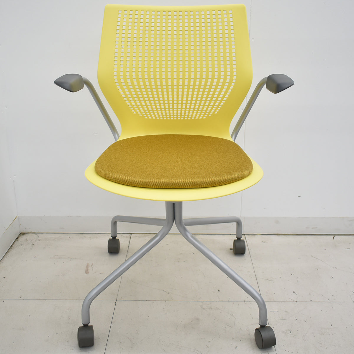 【中古】Knoll　マルチジェネレーション　固定肘　キャスター付　イエロー　2026031404【中古オフィス家具】