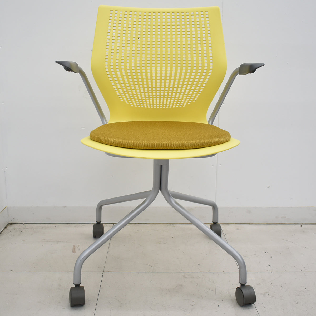 【中古】Knoll　マルチジェネレーション　固定肘　キャスター付　イエロー　2026031404【中古オフィス家具】
