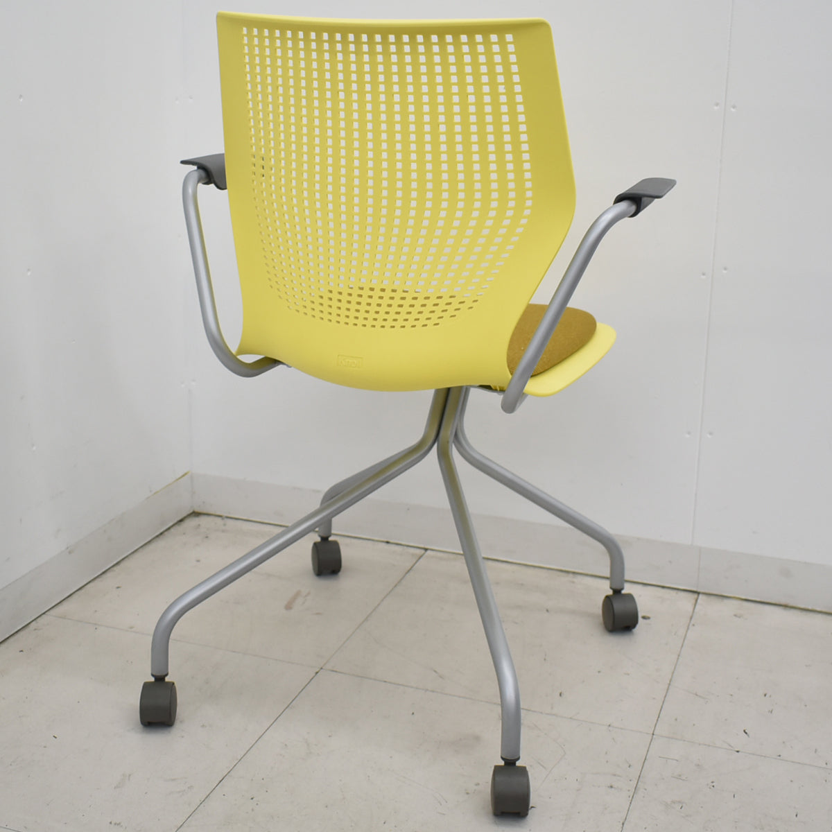 【中古】Knoll　マルチジェネレーション　固定肘　キャスター付　イエロー　2026031404【中古オフィス家具】
