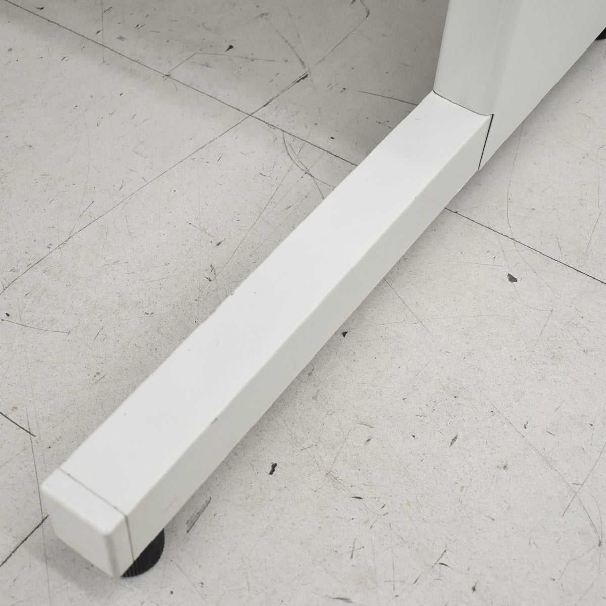 【中古】プラス　リード　平デスク　引き出し付　ホワイト　幅1200　2026031407【中古オフィス家具】