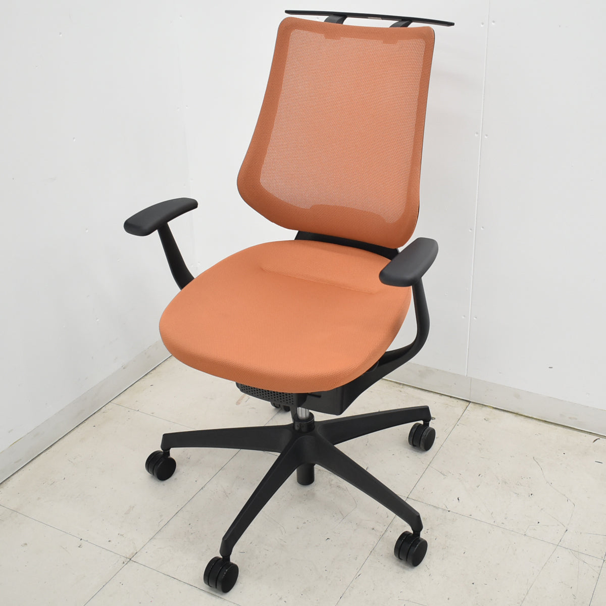 【中古】コクヨ　イング　可動肘　バーチカルタイプ　ハンガー　2020年製　ソフトテラコッタ　2026031602【中古オフィス家具】
