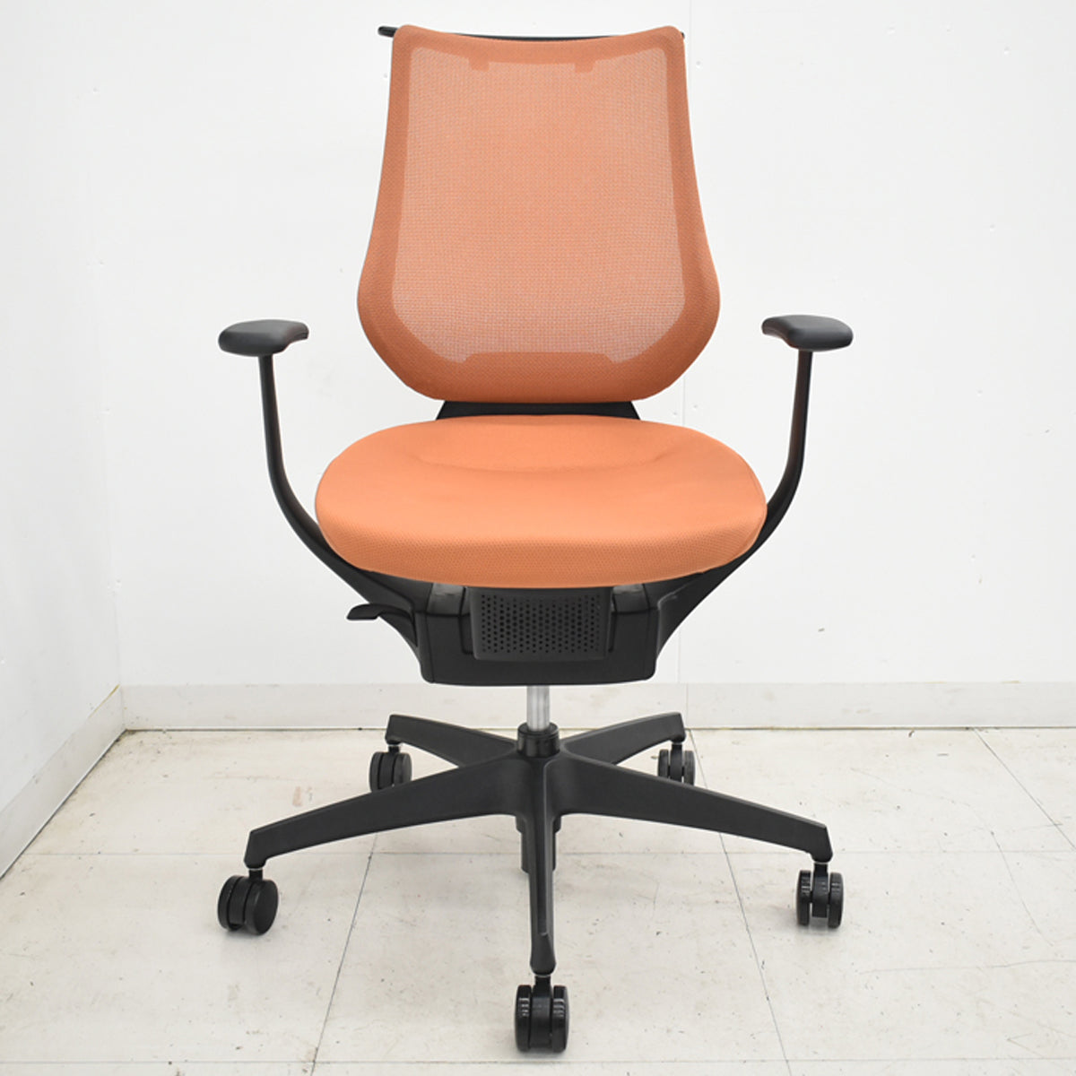 【中古】コクヨ　イング　可動肘　バーチカルタイプ　ハンガー　2020年製　ソフトテラコッタ　2026031602【中古オフィス家具】
