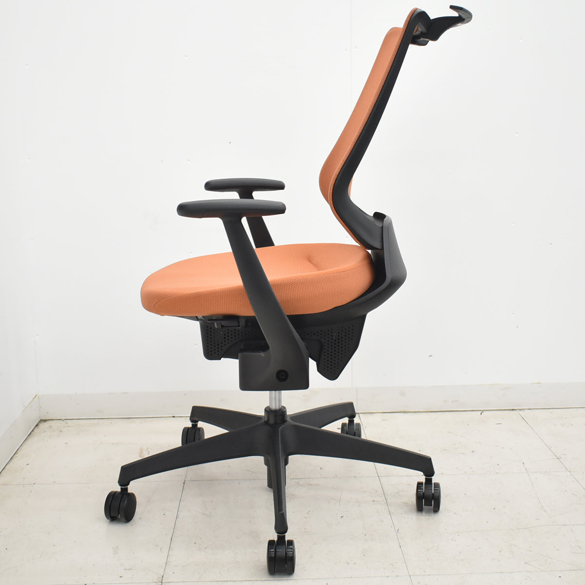【中古】コクヨ　イング　可動肘　バーチカルタイプ　ハンガー　2020年製　ソフトテラコッタ　2026031602【中古オフィス家具】