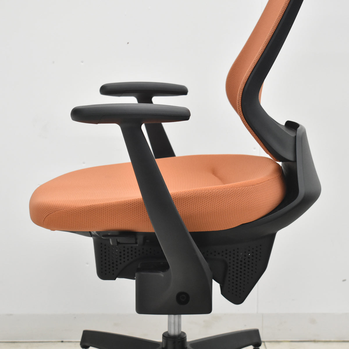 【中古】コクヨ　イング　可動肘　バーチカルタイプ　ハンガー　2020年製　ソフトテラコッタ　2026031602【中古オフィス家具】