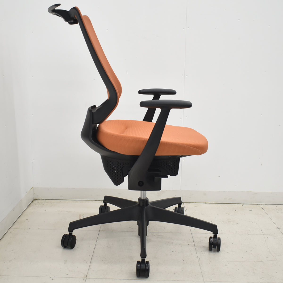 【中古】コクヨ　イング　可動肘　バーチカルタイプ　ハンガー　2020年製　ソフトテラコッタ　2026031602【中古オフィス家具】