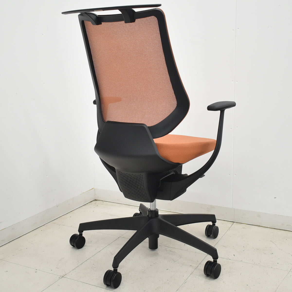 【中古】コクヨ　イング　可動肘　バーチカルタイプ　ハンガー　2020年製　ソフトテラコッタ　2026031602【中古オフィス家具】