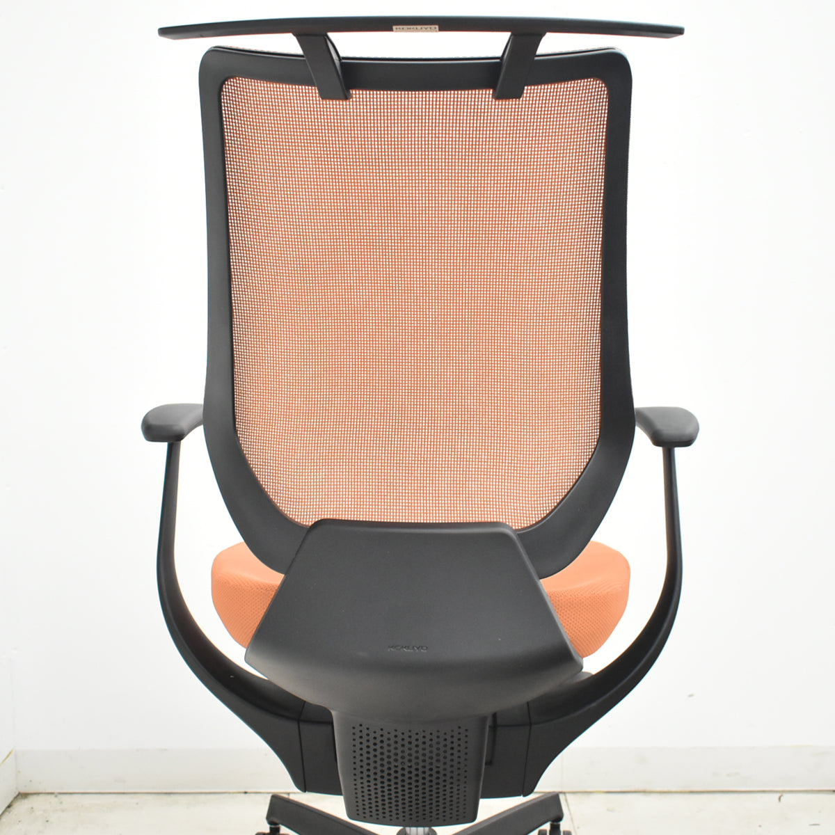 【中古】コクヨ　イング　可動肘　バーチカルタイプ　ハンガー　2020年製　ソフトテラコッタ　2026031602【中古オフィス家具】